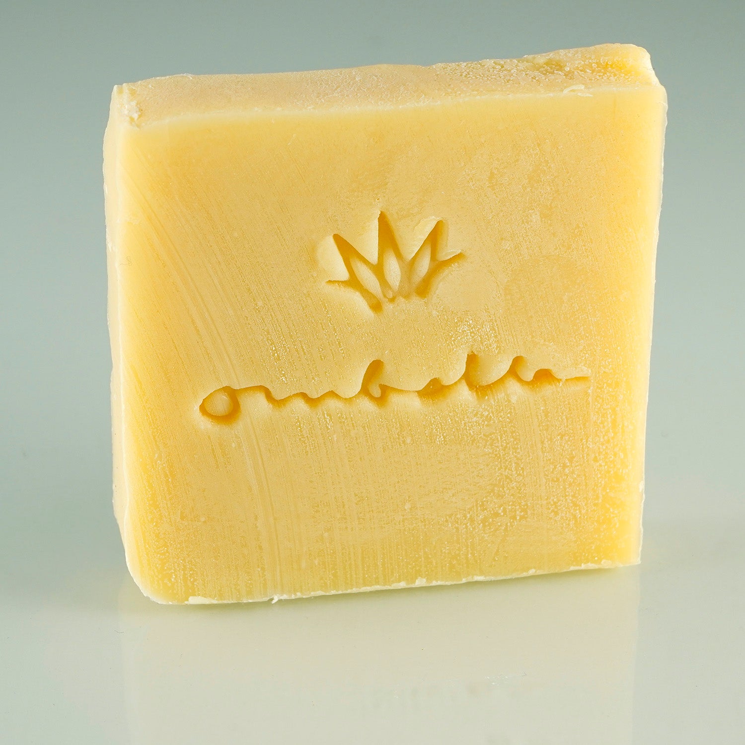 Ombelle Naturseife La Parisienne mit Fair Trade Bio-Sheabutter, kaltgesiedet, uneingepackt.