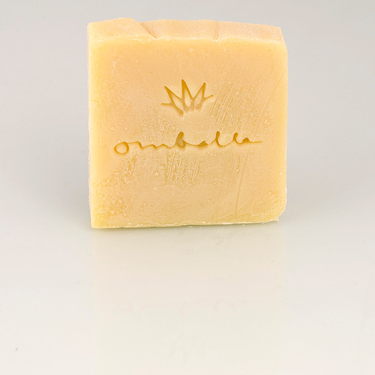 Ombelle Naturseife La Parisienne mit Bio-Sheabutter, kaltgesiedet mit Goldherz, Limitiert, uneingepackt.