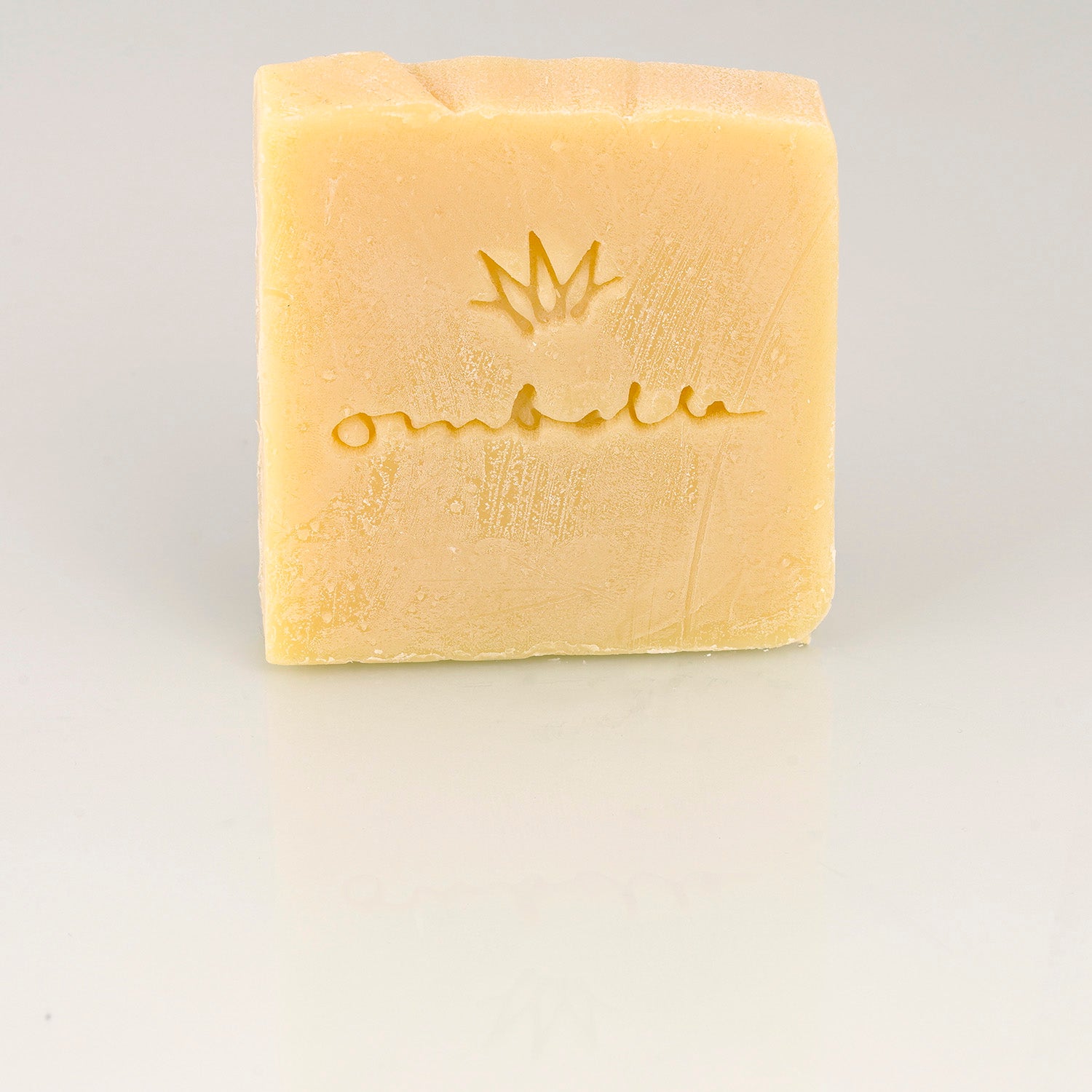 Ombelle Naturseife La Parisienne mit Bio-Sheabutter, kaltgesiedet mit Goldherz, Limitiert, uneingepackt.