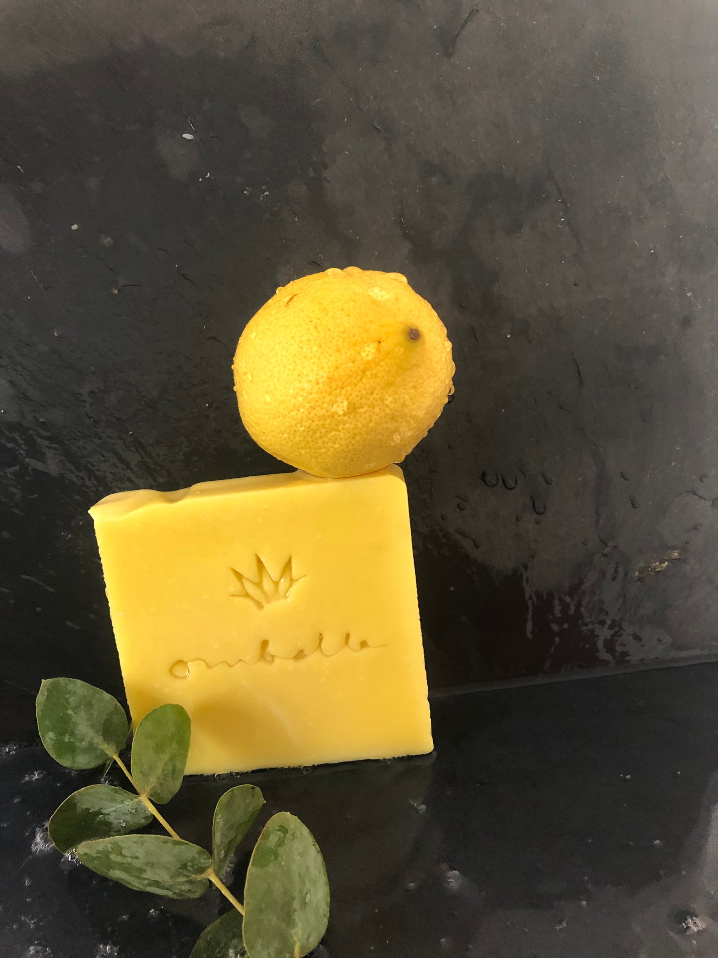 Ombelle Naturseife La Côte d'Azur mit Zitrone, kalt gesiedet Fotografiert mit Zitrone und Blatt