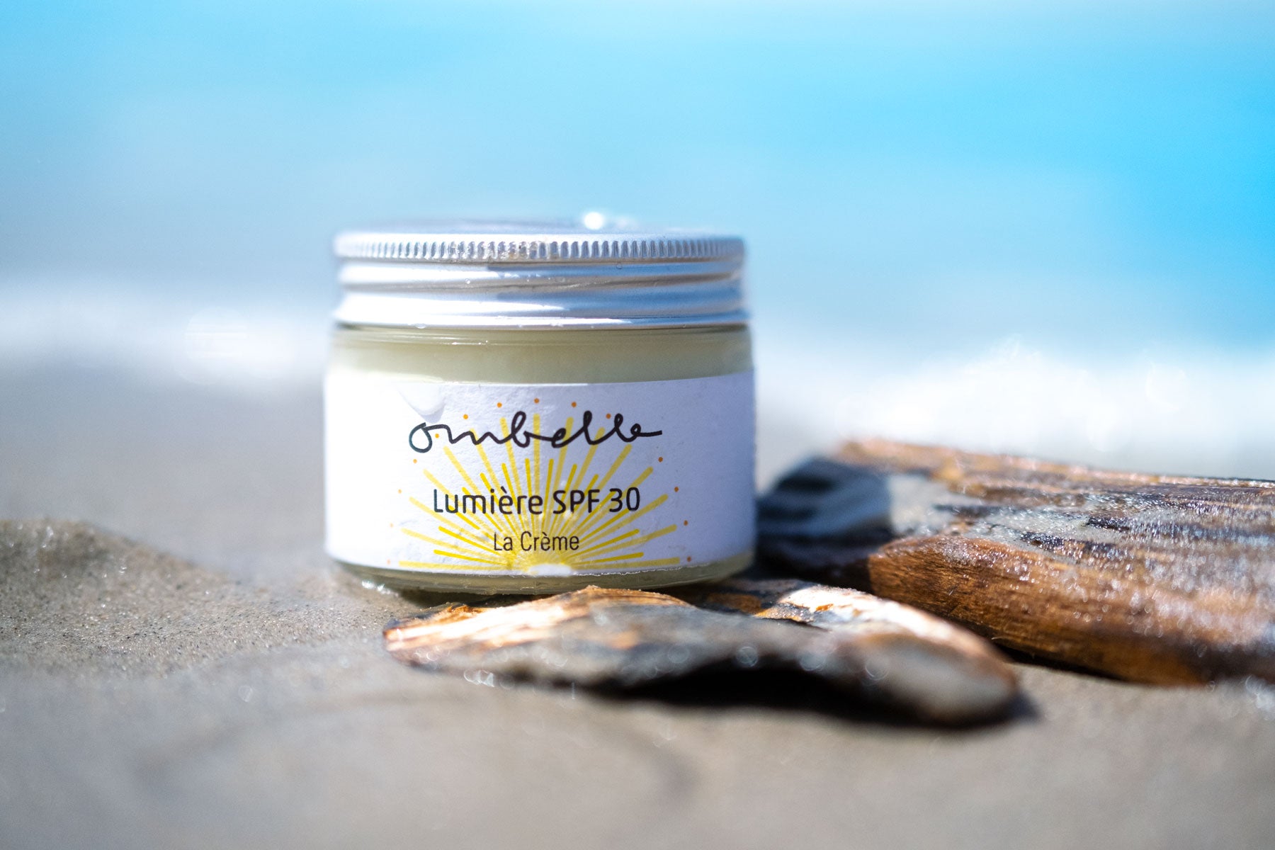 Ombelle Lumière SPF 30 - La Crème 35ml im Glastiegel mit Metalldeckel und Holzspatel. mikroplastikfreie vegane Sonnencreme LSF 30