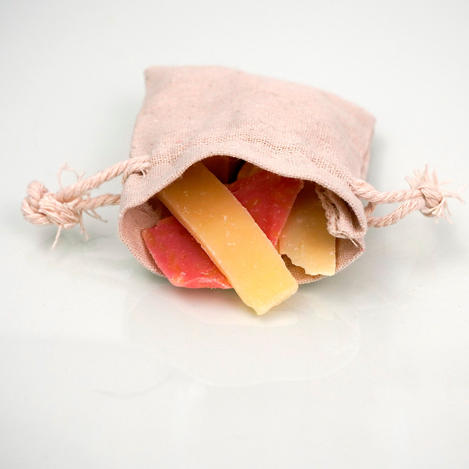 Ombelle Seifensäckchen aus Leinen mit Seifenstücken. Sckchen geöffnet.