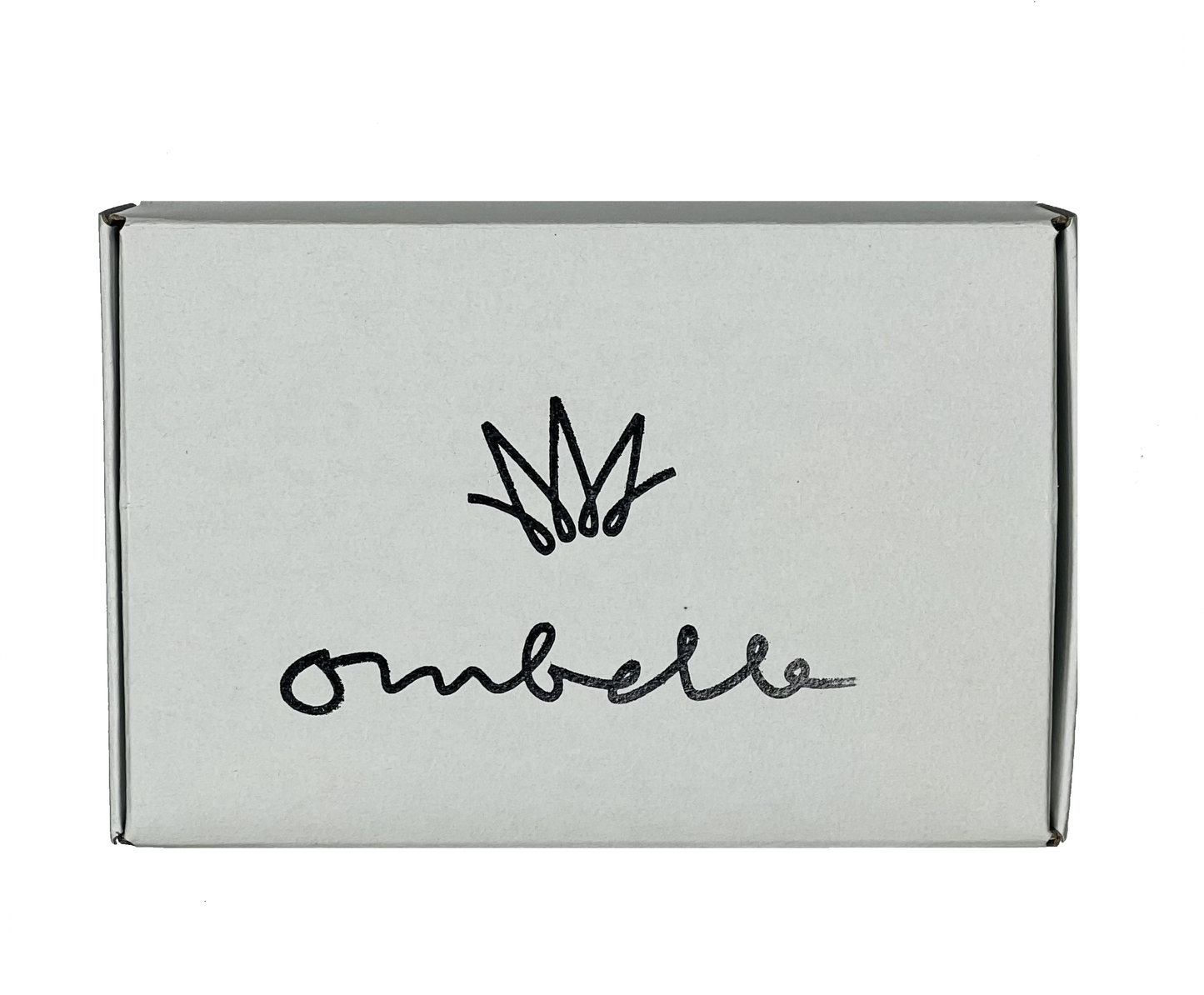 Weiße Geschenkbox mit ghestempeltem Ombelle Logo und schwarzer Krone